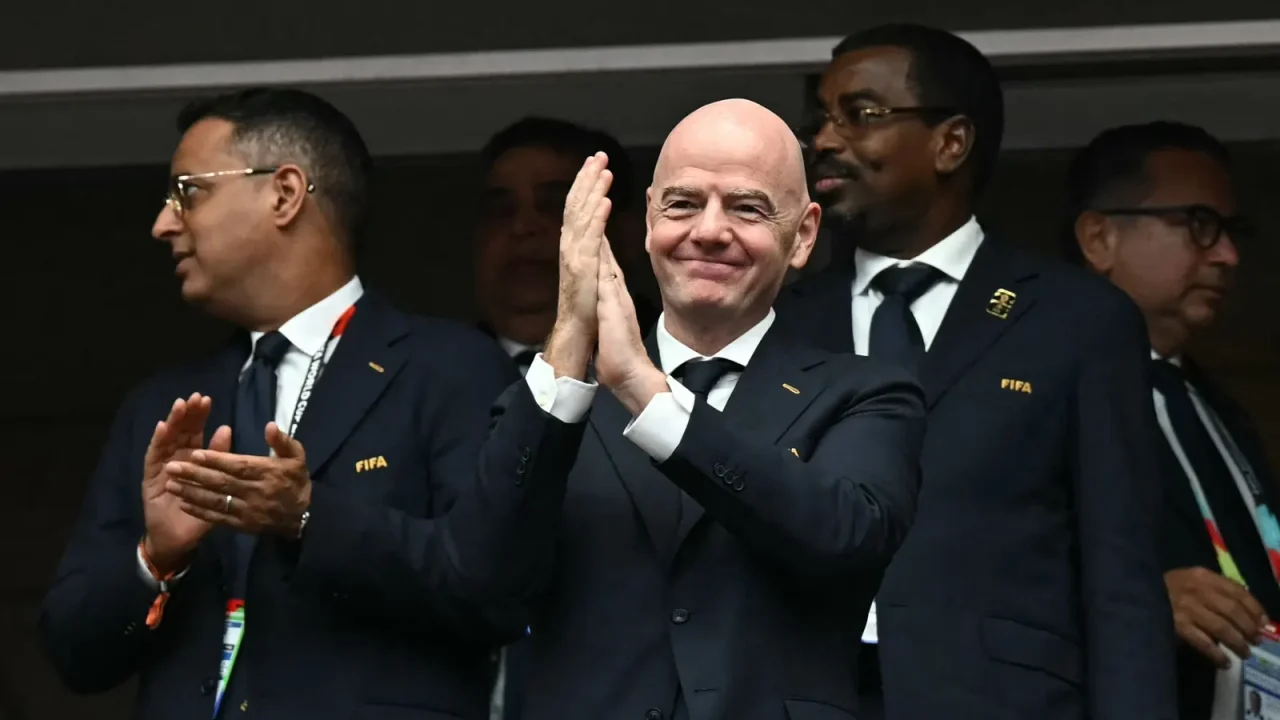 Gianni Infantino condena declarações racistas contra Kylian Mbappé