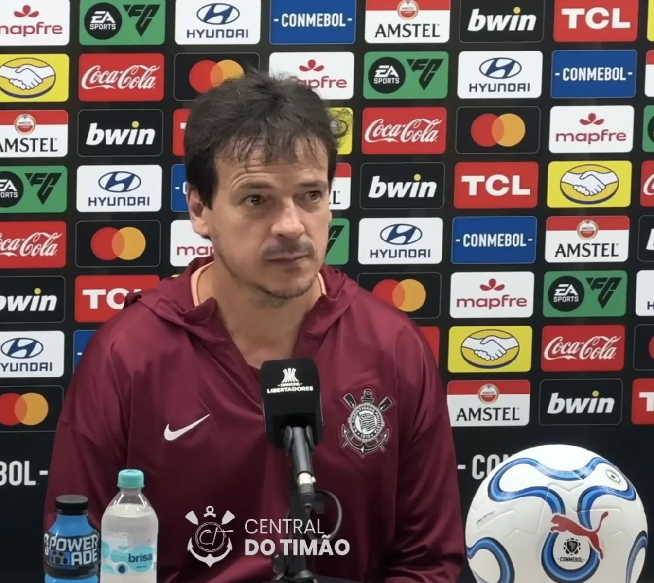 Fernando Diniz, técnico do Corinthians, fala em entrevista coletiva sobre reforços e situação financeira do clube.