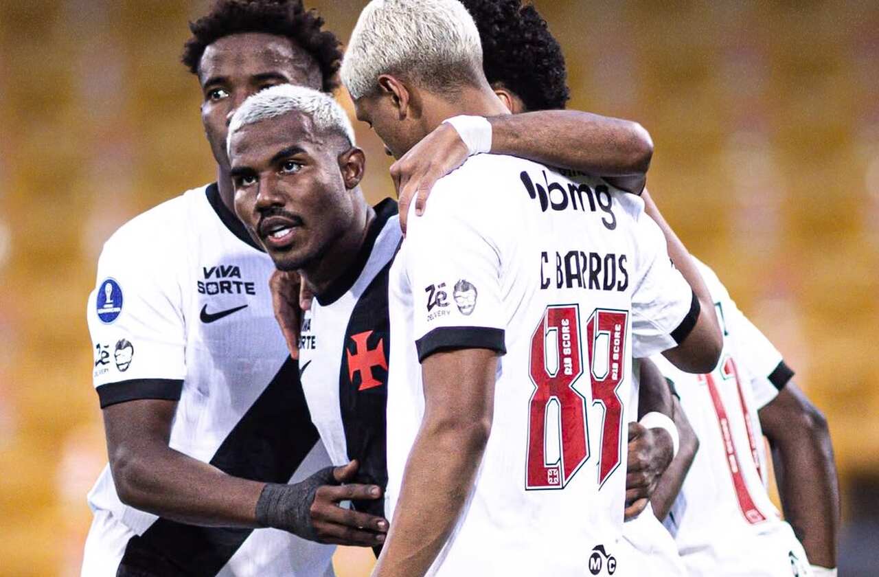 Jogadores do Vasco em campo diante da torcida em São Januário, em partida válida pela Copa Sul-Americana