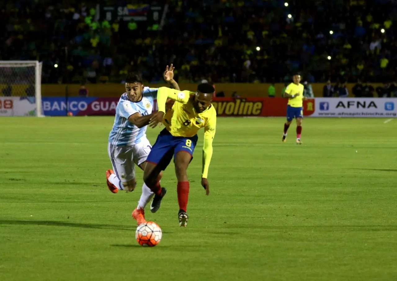 Jogadores da seleção suíça treinando em campo, com foco no próximo jogo da Copa do Mundo.
