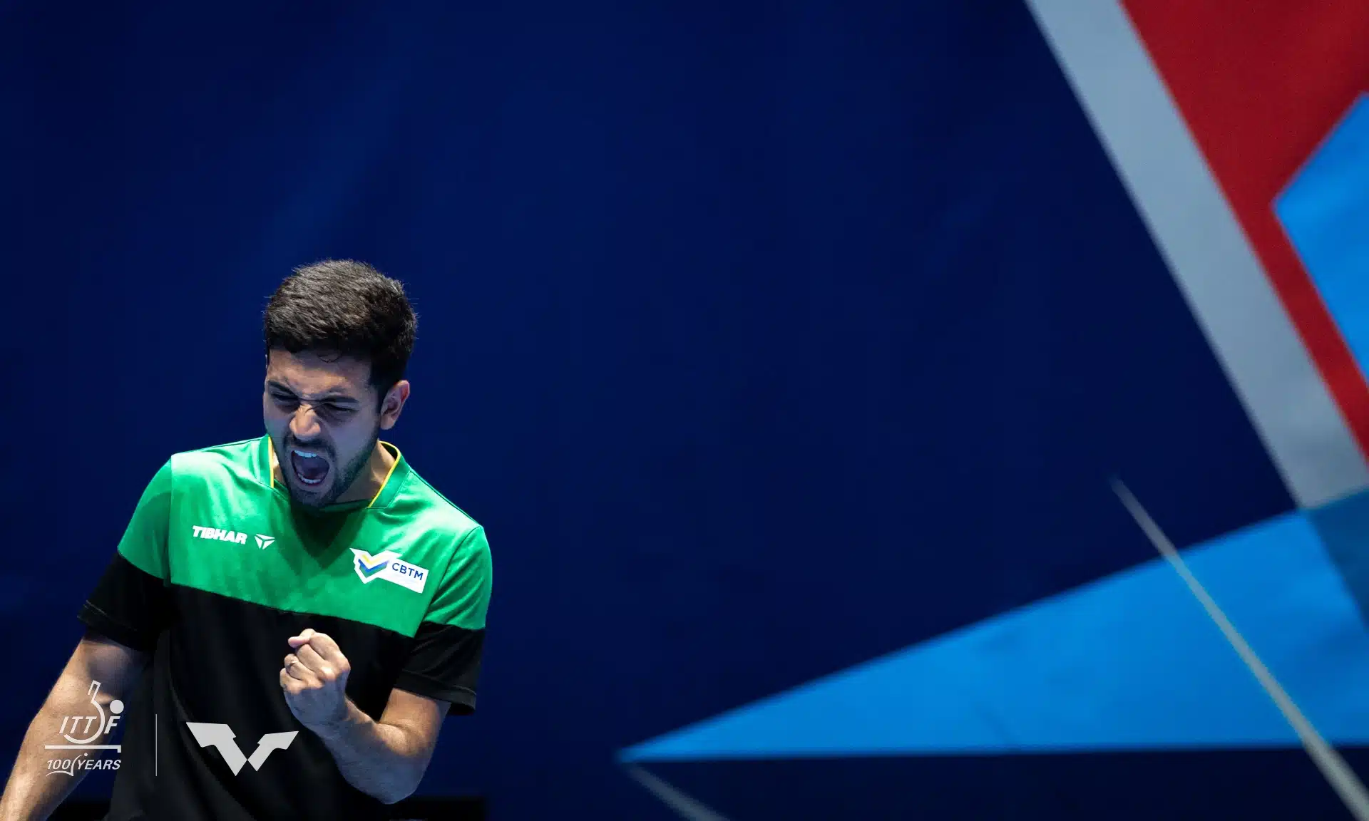 Guilherme Teodoro em ação durante uma partida de tênis de mesa no WTT Feeder de Assunção.