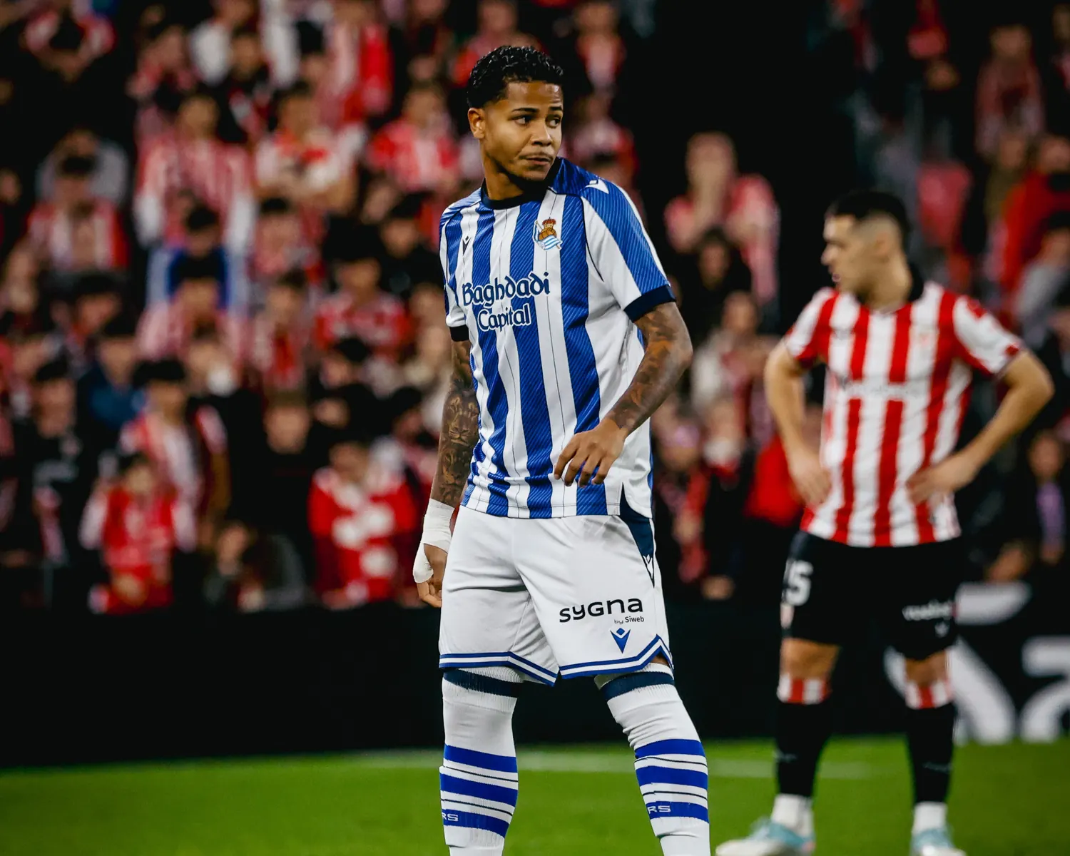 Atacante Wesley em ação durante uma partida de futebol.