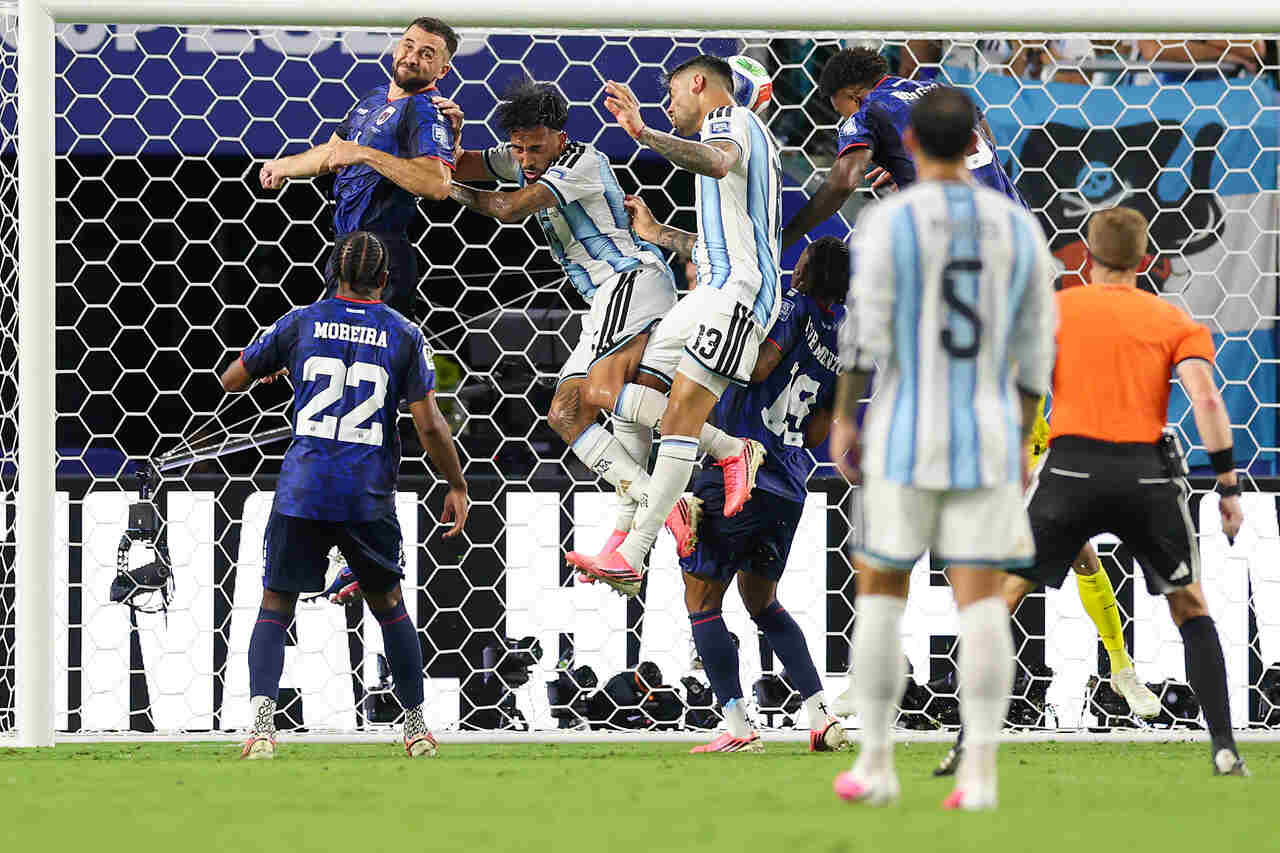 Jogadores da seleção argentina comemoram a classificação para as oitavas de final da Copa do Mundo 2026.