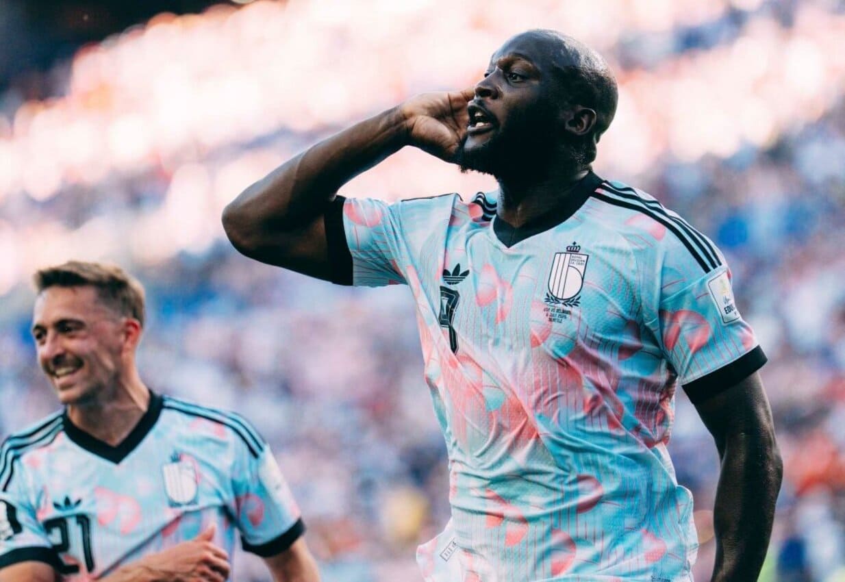 Romelu Lukaku comemora gol com a mão no ouvido e dança na bandeirinha de escanteio