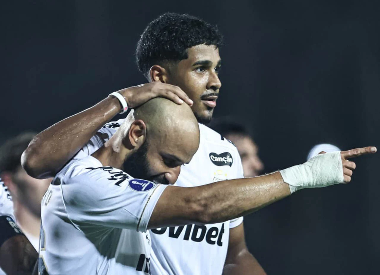 Jogadores do Santos comemoram um gol em campo durante partida da Copa Sul-Americana contra a Universidad Central.