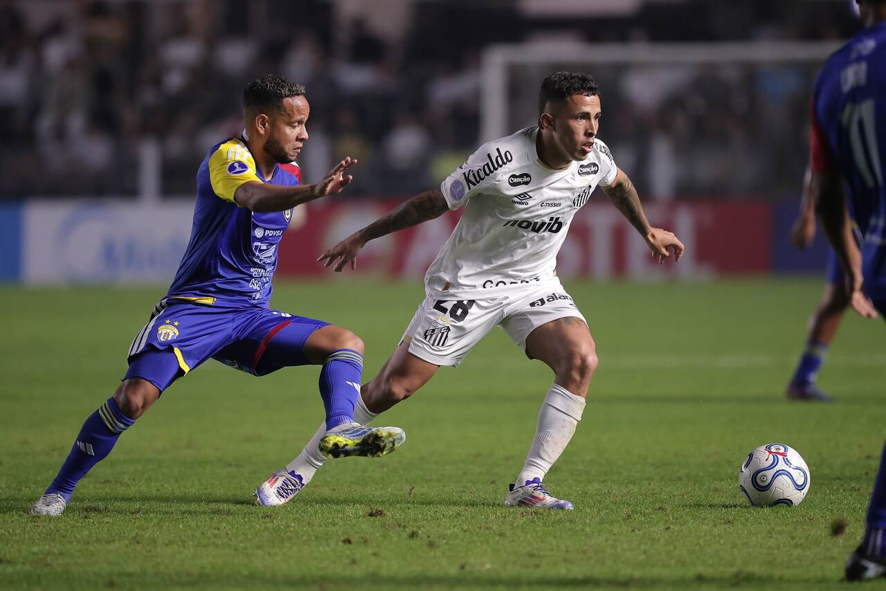 Jogadores do Santos e da Universidad Central em campo na Vila Belmiro durante partida da Copa Sul-Americana 2026