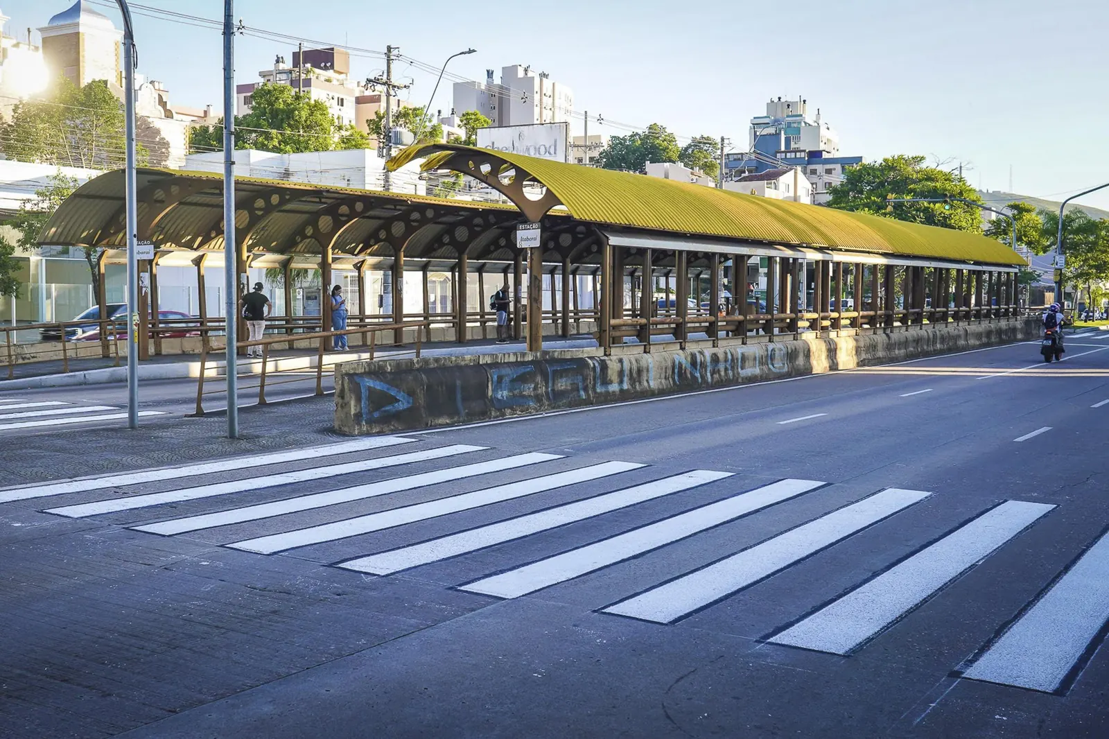 Corredor experimentando diferentes tênis de corrida em uma loja especializada.