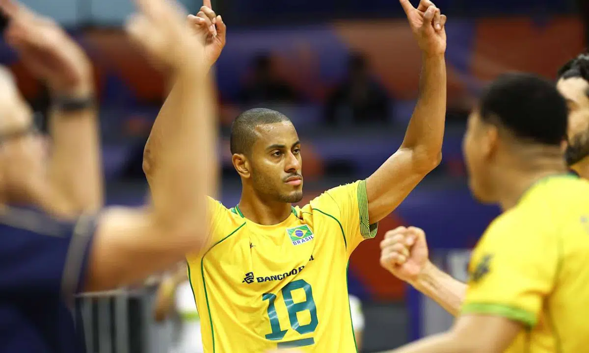 A seleção masculina de vôlei sofreu mais uma derrota na Liga das Nações de Vôlei (VNL) 2026, desta vez para a Polônia, por 3 a 0. O placar f