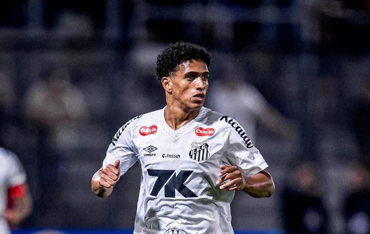 João Victor Souza, lateral-esquerdo revelado pelo Santos, atualmente no Tottenham