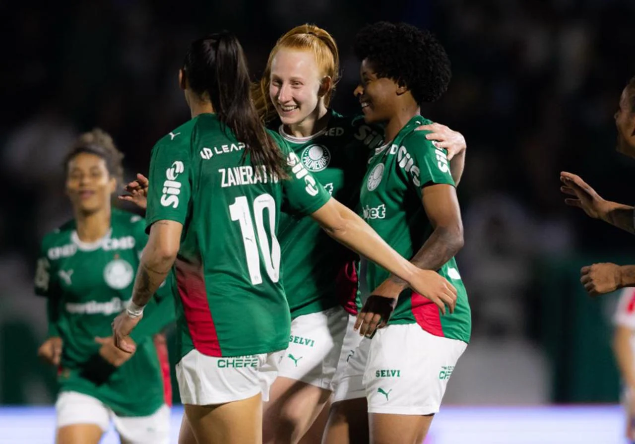 Bia Zaneratto, jogadora do Palmeiras, celebrando um gol durante a partida contra a Seleção Paraguaia na Brasil Ladies Cup.