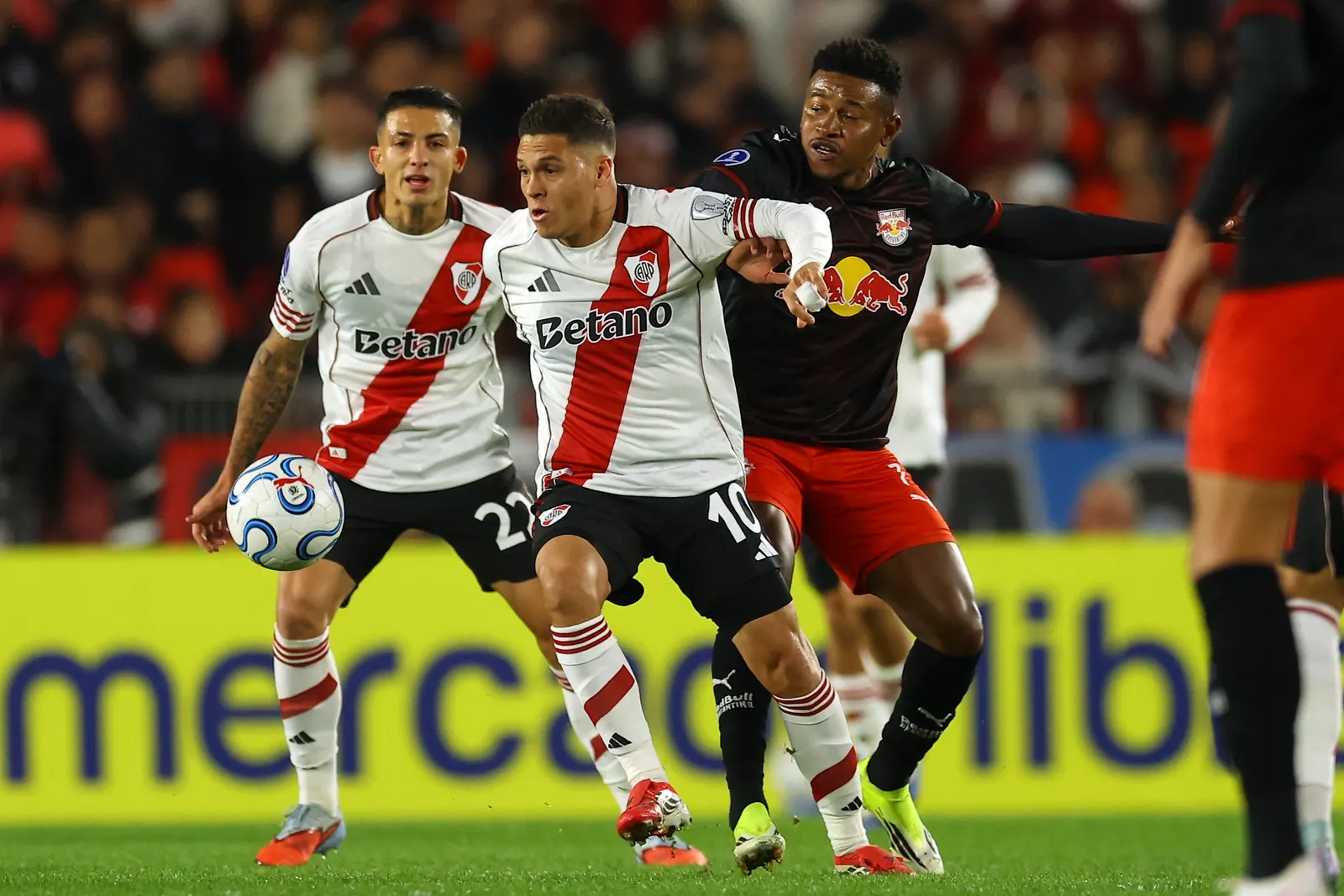 Juanfer Quintero com a taça da Libertadores de 2018, conquistada com o River Plate, em foto de arquivo