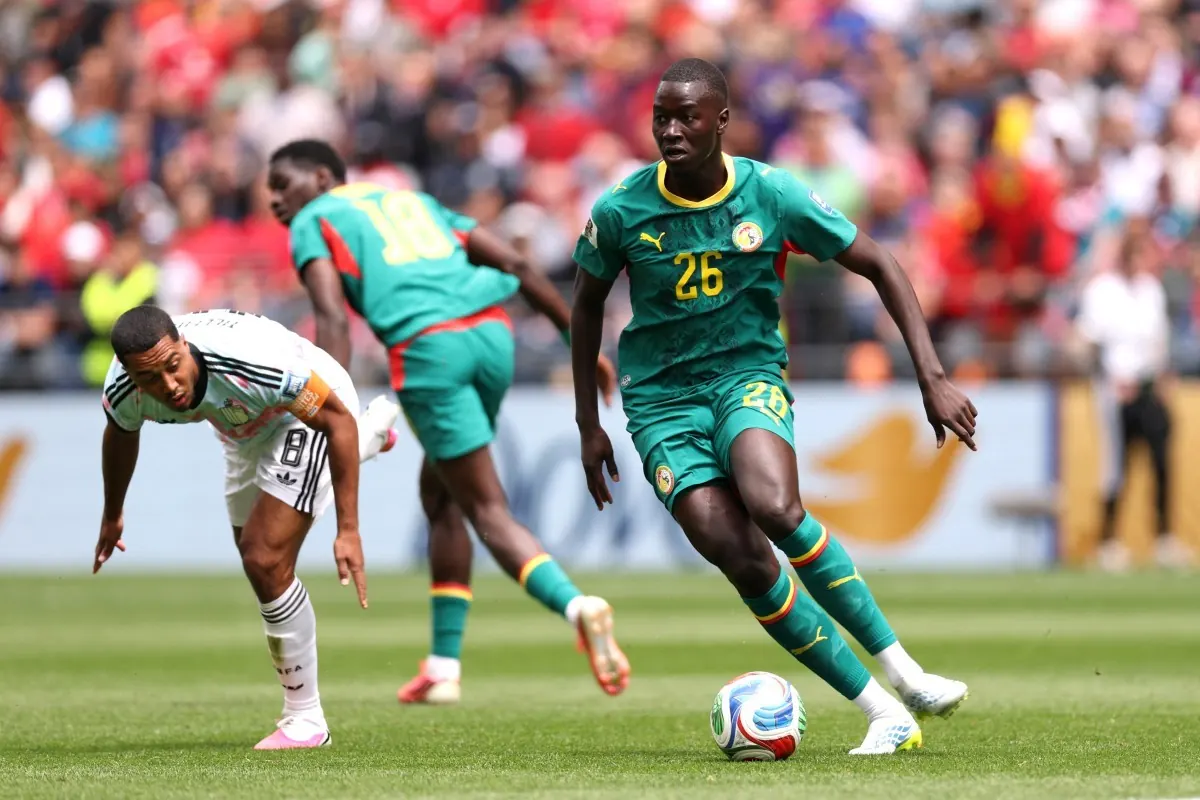 Jogador da seleção de Senegal em ação durante partida da Copa do Mundo.