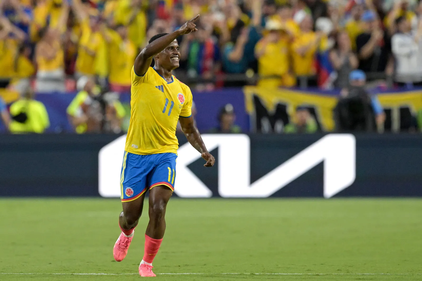 Jogador Jhon Arias comemora gol pela seleção da Colômbia em partida da Copa do Mundo.