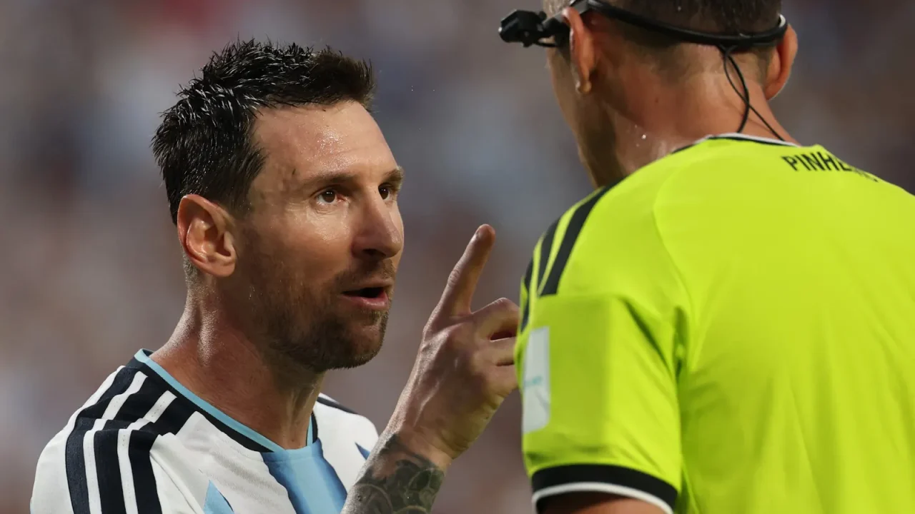 Messi brilha com assistência e resiliência em vitória tensa da Argentina