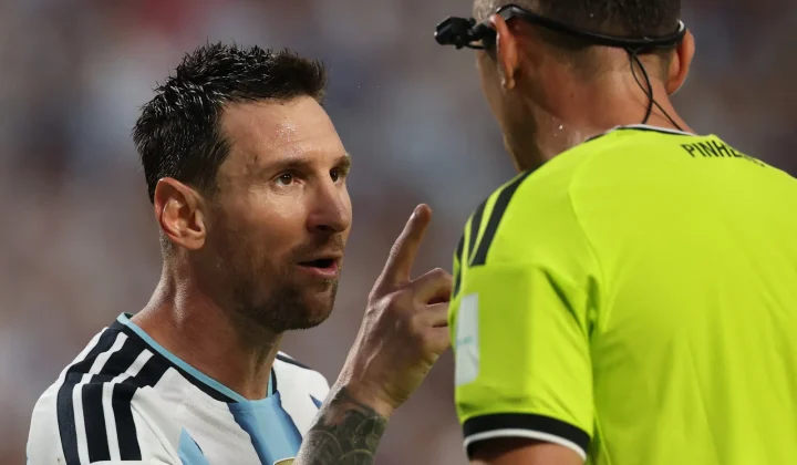 Messi brilha com assistência e resiliência em vitória tensa da Argentina