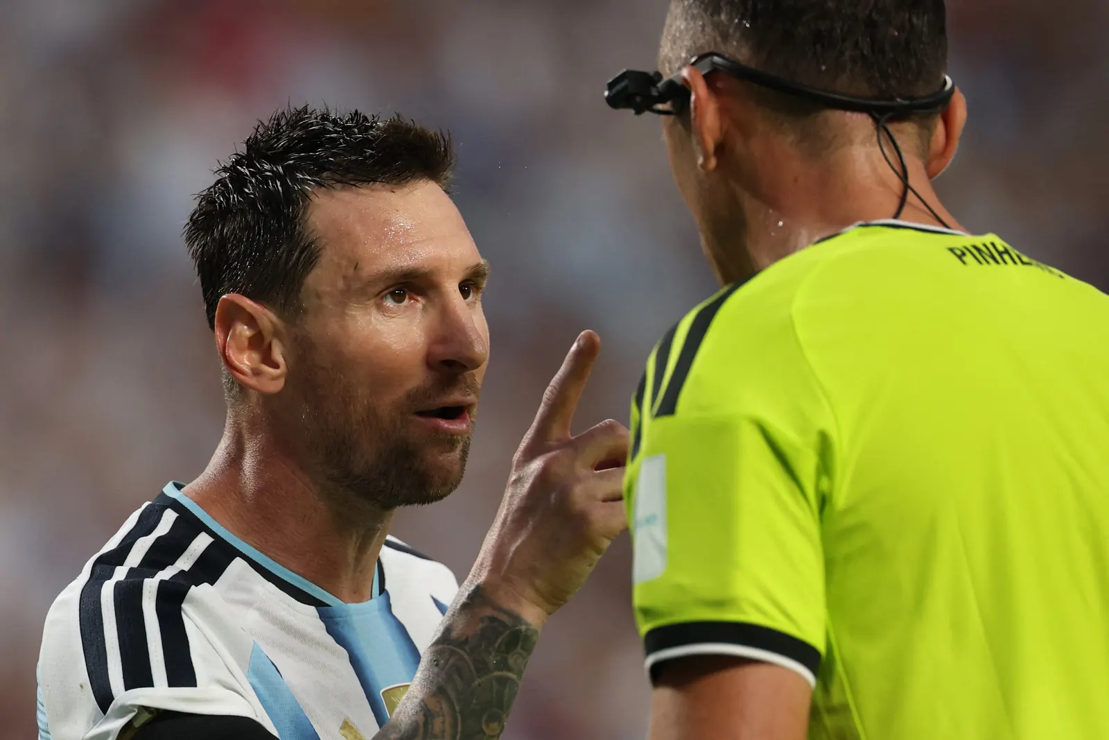 Lionel Messi com a camisa da seleção argentina em ação durante a partida contra a Suíça.