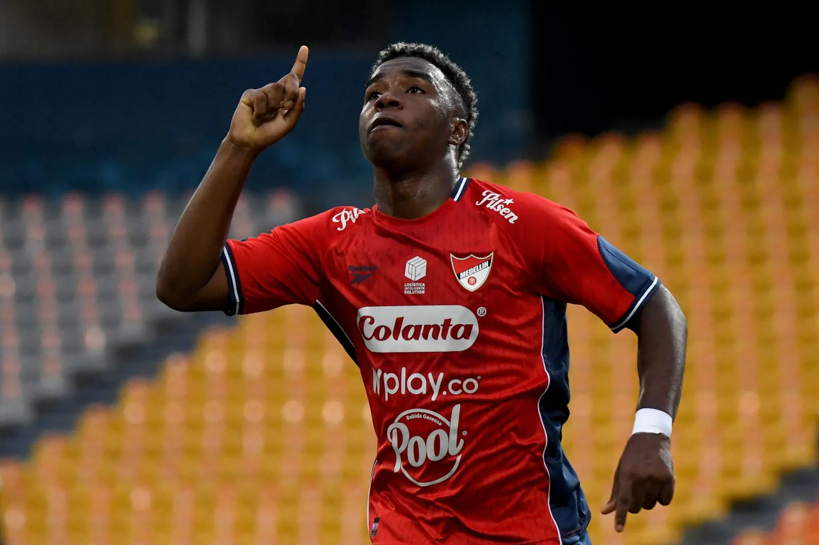 John Montaño e Halam Loboa, jovens promessas do Independiente Medellín, posam para foto durante treino antes do jogo contra o Vasco pela Copa Sul-Americana.