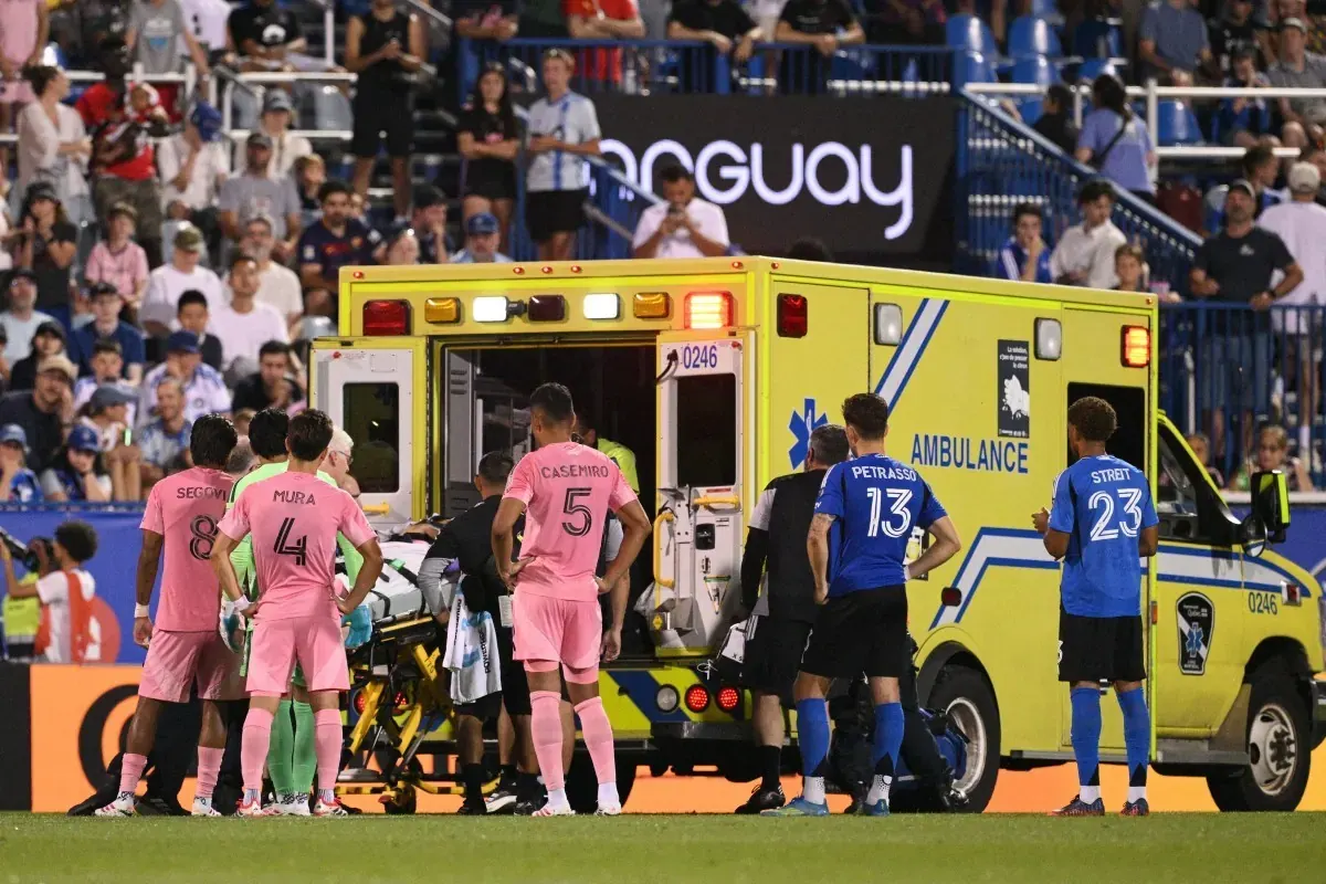 Germán Berterame, atacante do Inter Miami, recebe atendimento médico em campo após sofrer choque de cabeça durante partida da MLS contra o Montreal, em 26 de julho de 2026.