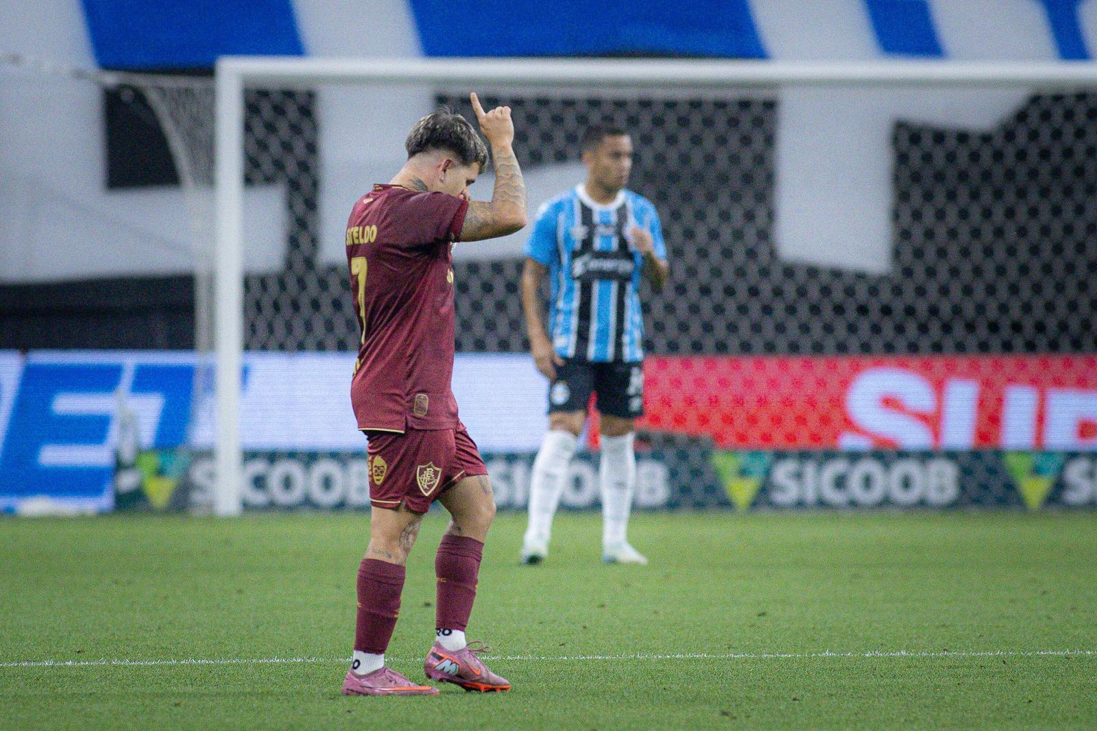 Soteldo comemora gol do Fluminense contra o Grêmio na Arena, em 2025