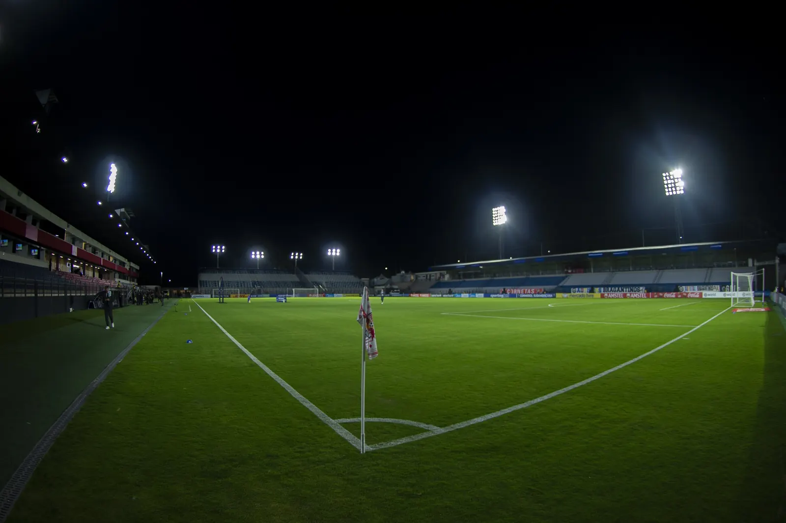 Vista do Estádio Cícero de Souza Marques, em Bragança Paulista, durante jogo do Bragantino pela Copa Sul-Americana, com gramado iluminado e arquibancadas parcialmente ocupadas