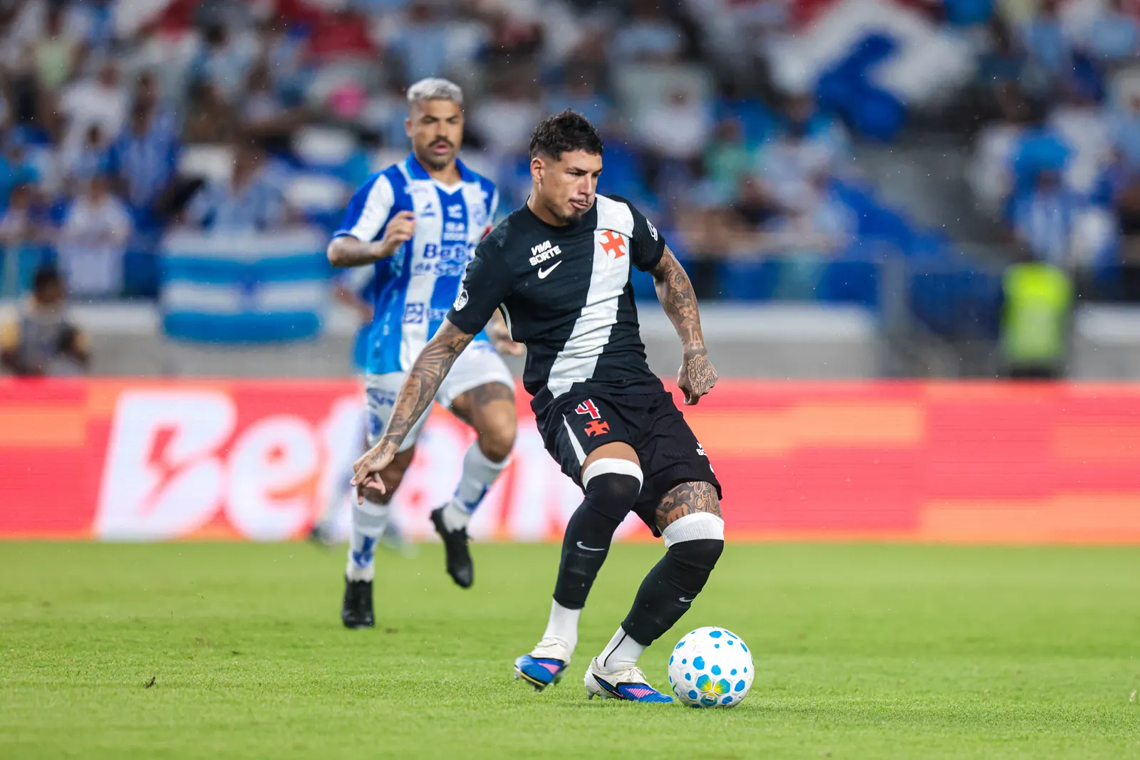 Alan Saldivia, zagueiro uruguaio do Vasco, em ação com a camisa cruz-maltina