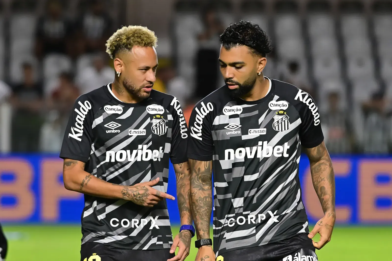 Neymar e Gabigol conversam no gramado da Vila Belmiro durante treino do Santos, em julho de 2026