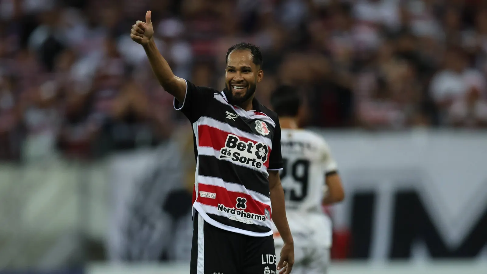 Atacante Everaldo do Santa Cruz em momento de celebração durante uma partida.