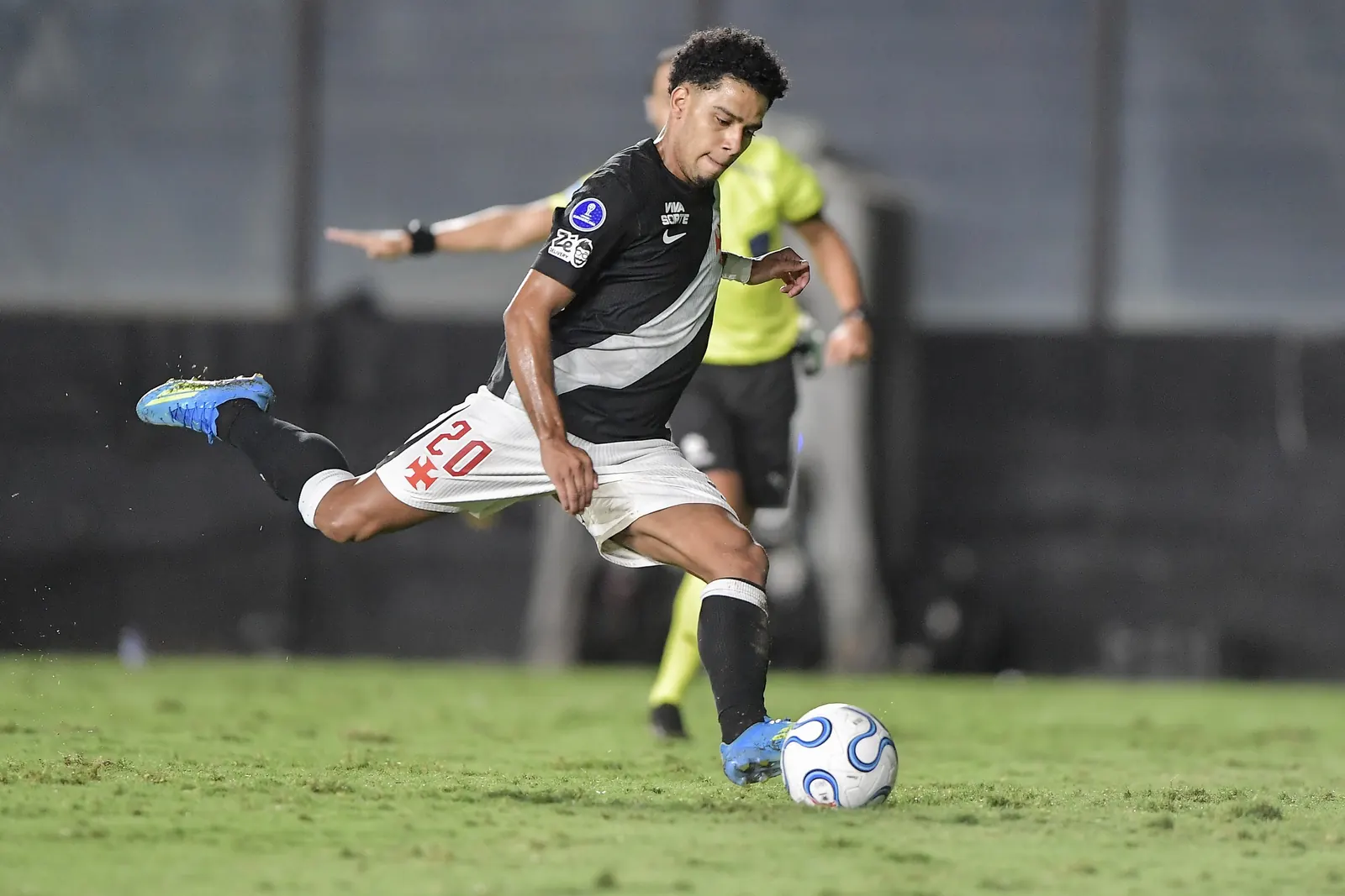 Atacante Brenner do Vasco em campo com a camisa cruz-maltina