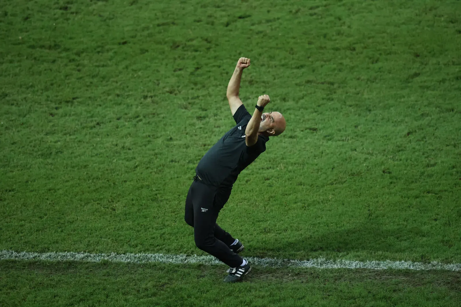 Técnico Cristian de Souza vibra com vitória do Santa Cruz durante partida da Série C