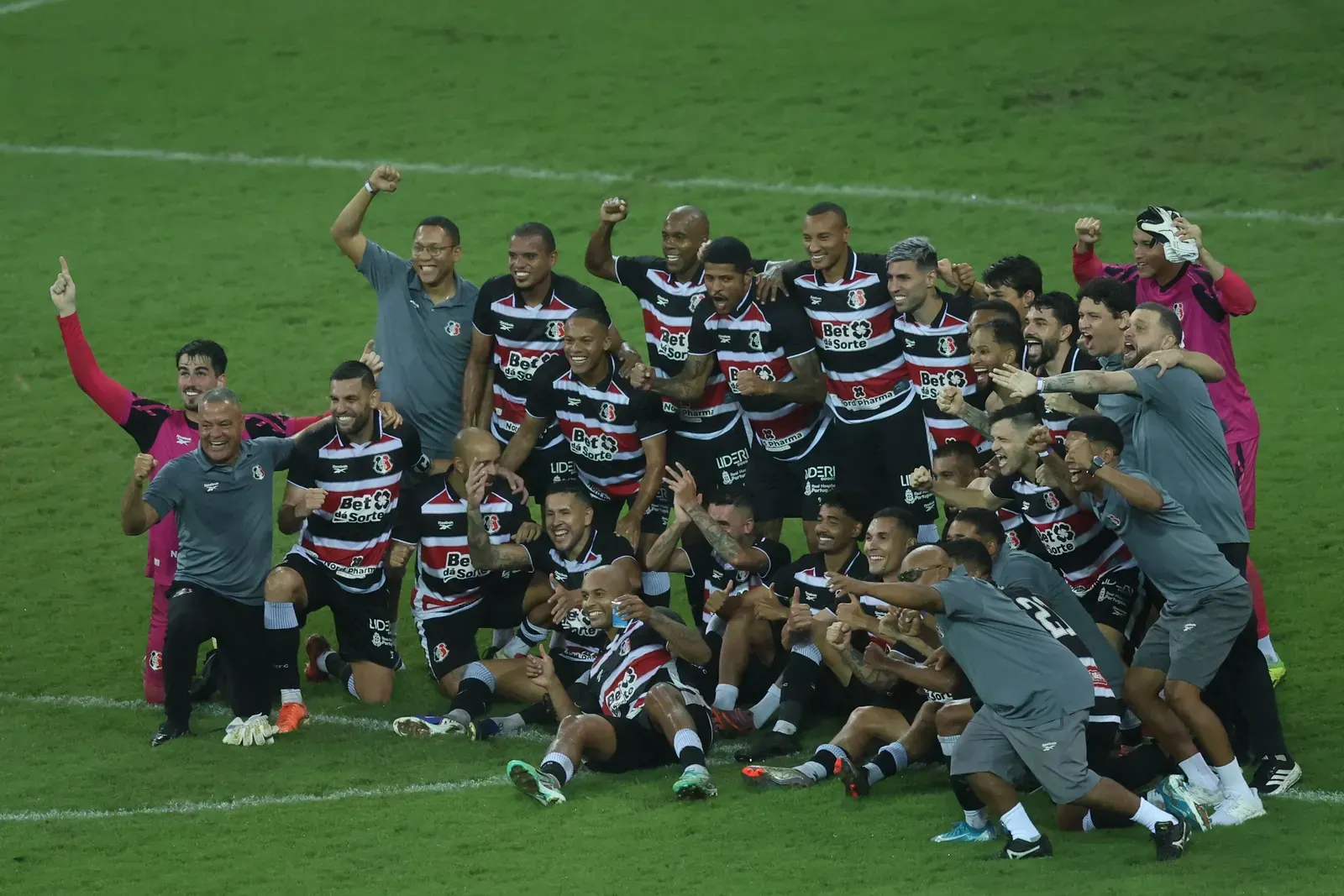 Jogadores do Santa Cruz comemoram gol em partida da Série C
