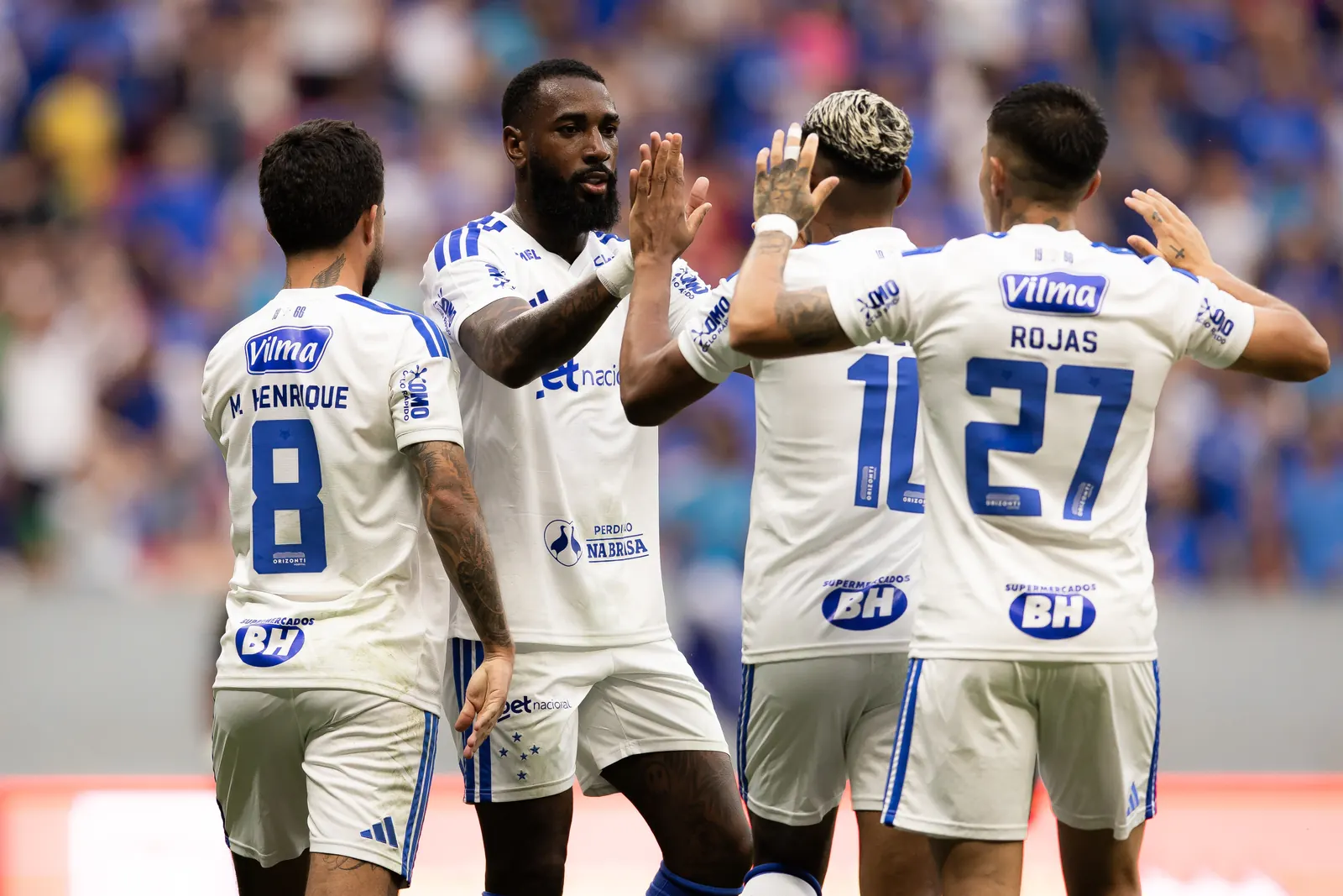 Jogadores do Cruzeiro em campo durante partida amistosa contra o Grêmio.