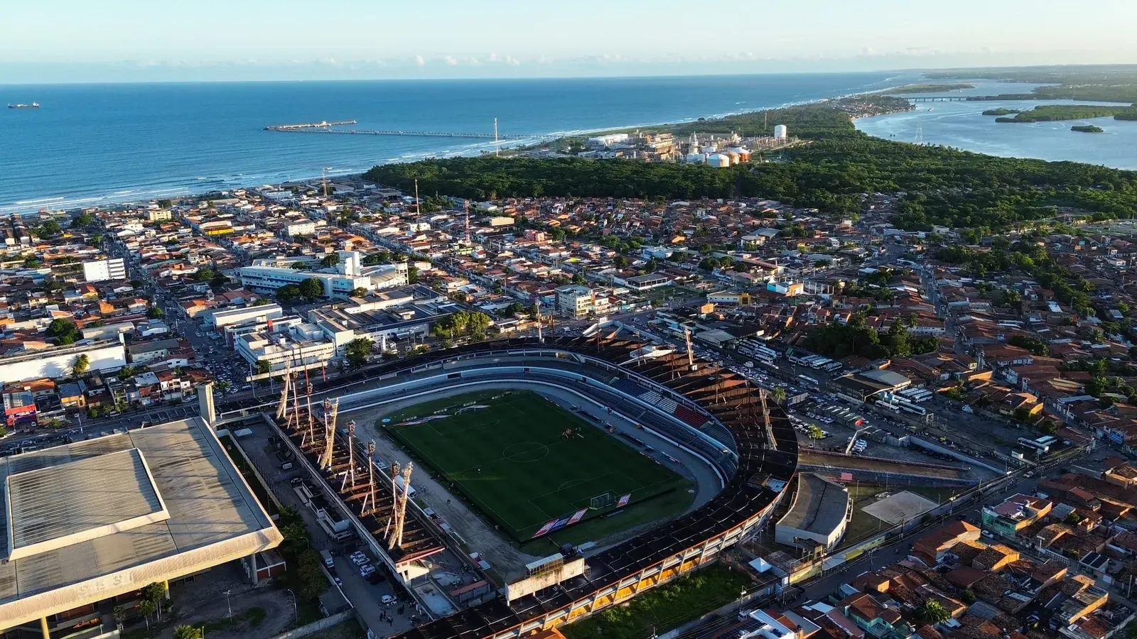 Vista aérea do Estádio Rei Pelé em Maceió, palco de CRB x Vila Nova pela Série B 2026