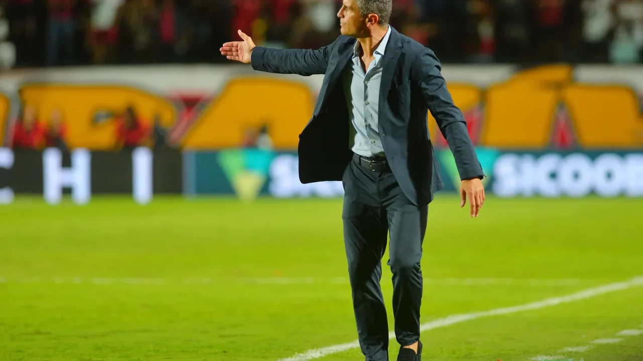 A estreia de Pedro Emanuel no comando do Vasco não saiu como o esperado. A derrota por 1 a 0 para o Vitória, nesta quinta-feira, pela 19ª ro