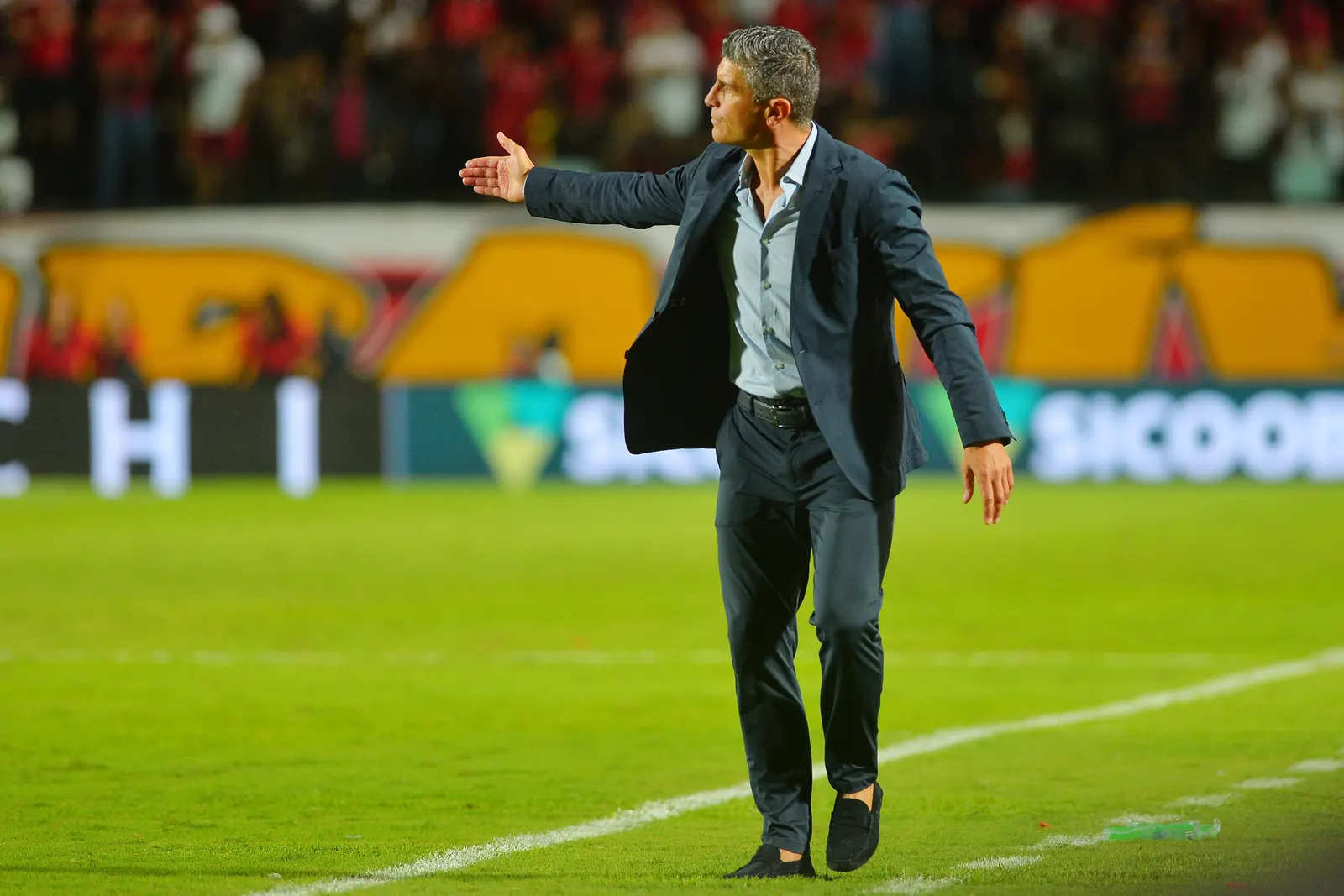 Técnico Pedro Emanuel durante coletiva de imprensa após a partida do Vasco.