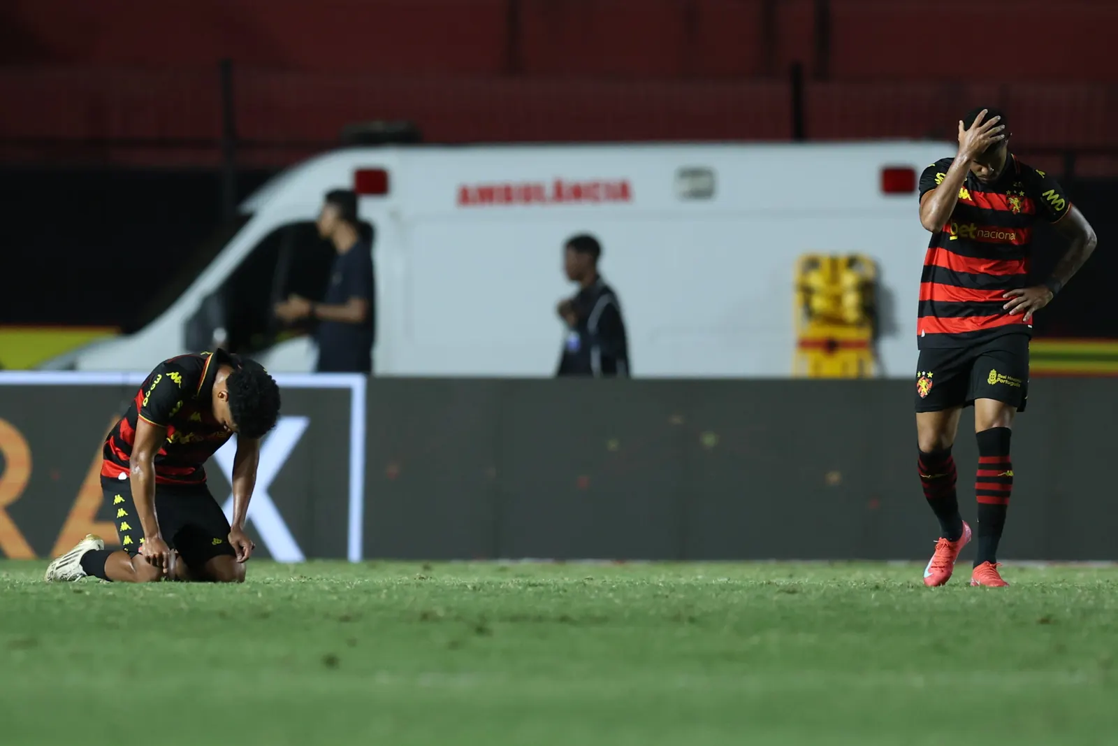 Jogador do Sport em ação durante partida da Série B no estádio da Ilha do Retiro.