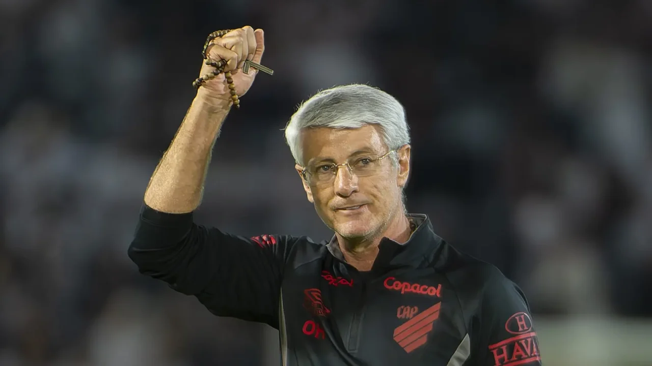 Odair elogia desempenho do Athletico e avalia mercado: “Temos acertado mais que errado