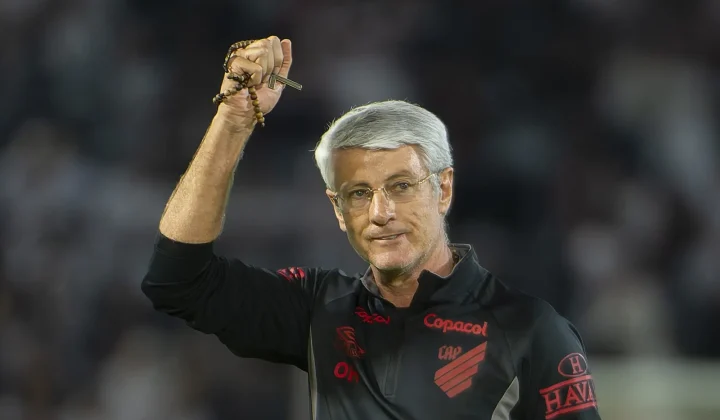 Odair elogia desempenho do Athletico e avalia mercado: “Temos acertado mais que errado