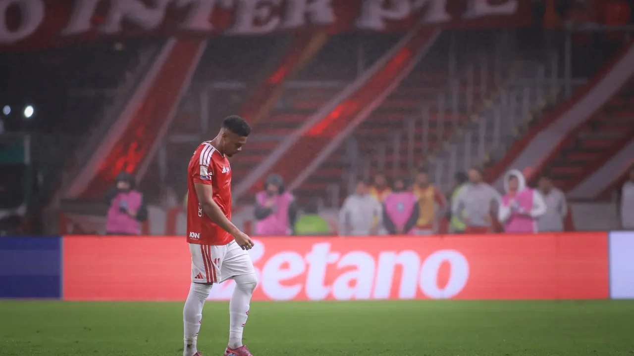 Defesa do Inter apresenta áudio falso do VAR em julgamento e Victor Gabriel é suspenso por até 180 dias