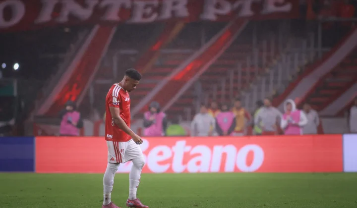 Defesa do Inter apresenta áudio falso do VAR em julgamento e Victor Gabriel é suspenso por até 180 dias