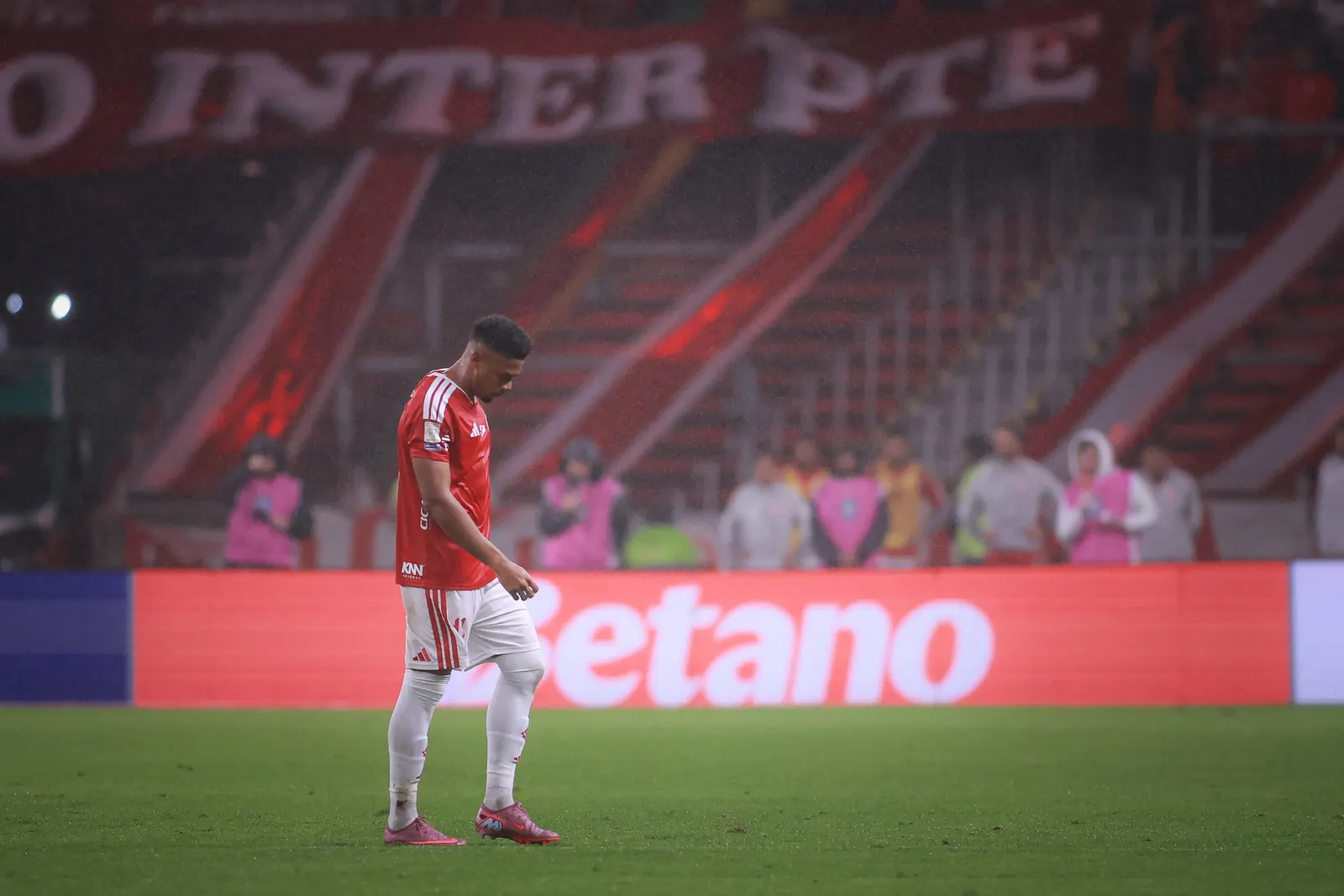 Zagueiro Victor Gabriel, do Internacional, sai de campo após ser expulso em jogo contra o Cruzeiro, no estádio Beira-Rio