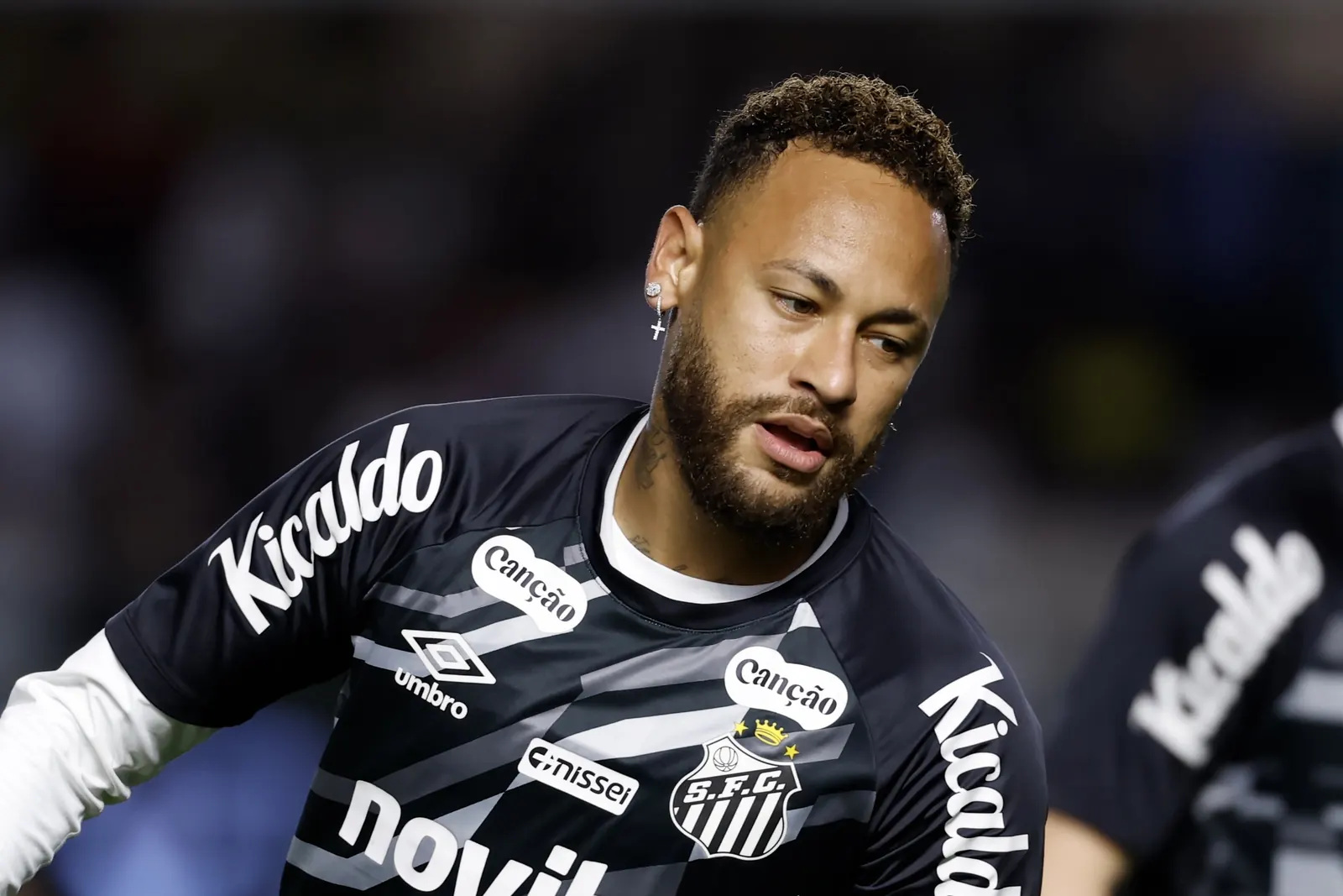 Neymar no aquecimento para Santos x Chapecoense pela 20ª rodada do Campeonato Brasileiro de 2026