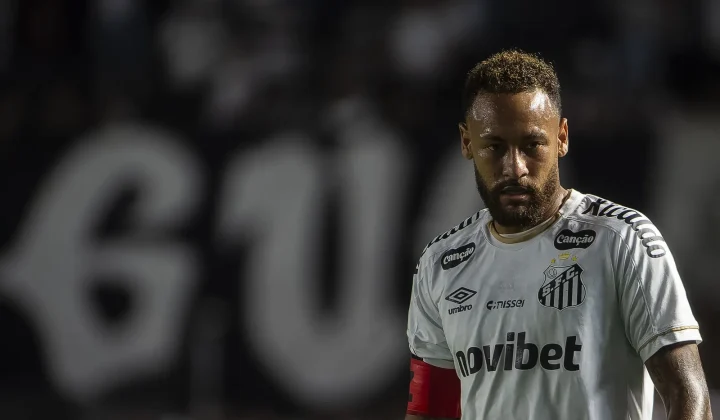 Neymar é criticado por cobrança agressiva a jovens no vestiário do Santos e clima esquenta no elenco