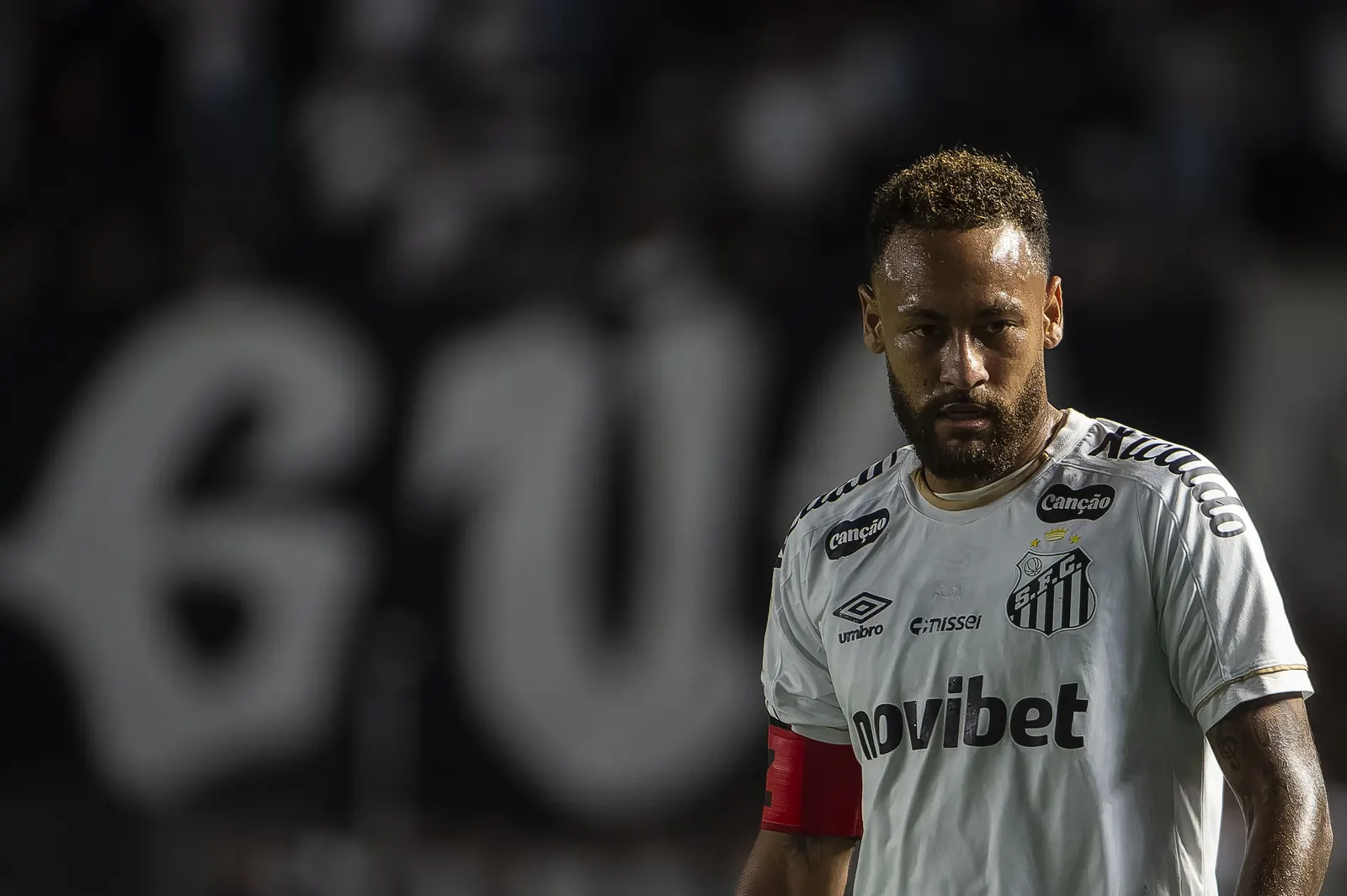 Neymar durante a partida entre Santos e Chapecoense na Vila Belmiro, pelo Brasileirão 2026