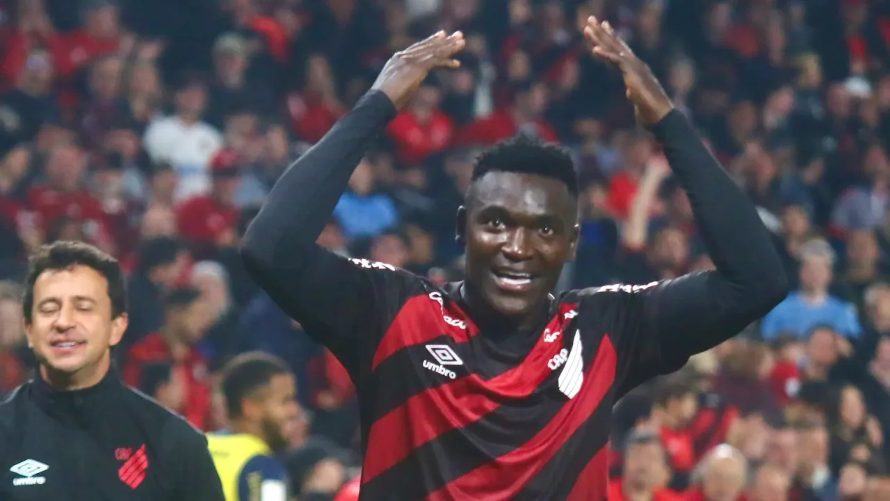 Kevin Viveros empata na artilharia do Brasileirão com gol na vitória do Athletico sobre o Inter