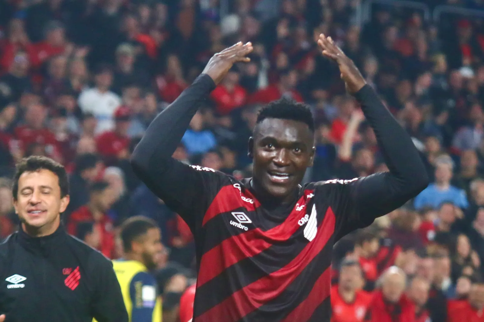 Kevin Viveros comemora o gol marcado contra o Internacional durante jogo do Brasileirão 2026 na Arena da Baixada, em Curitiba