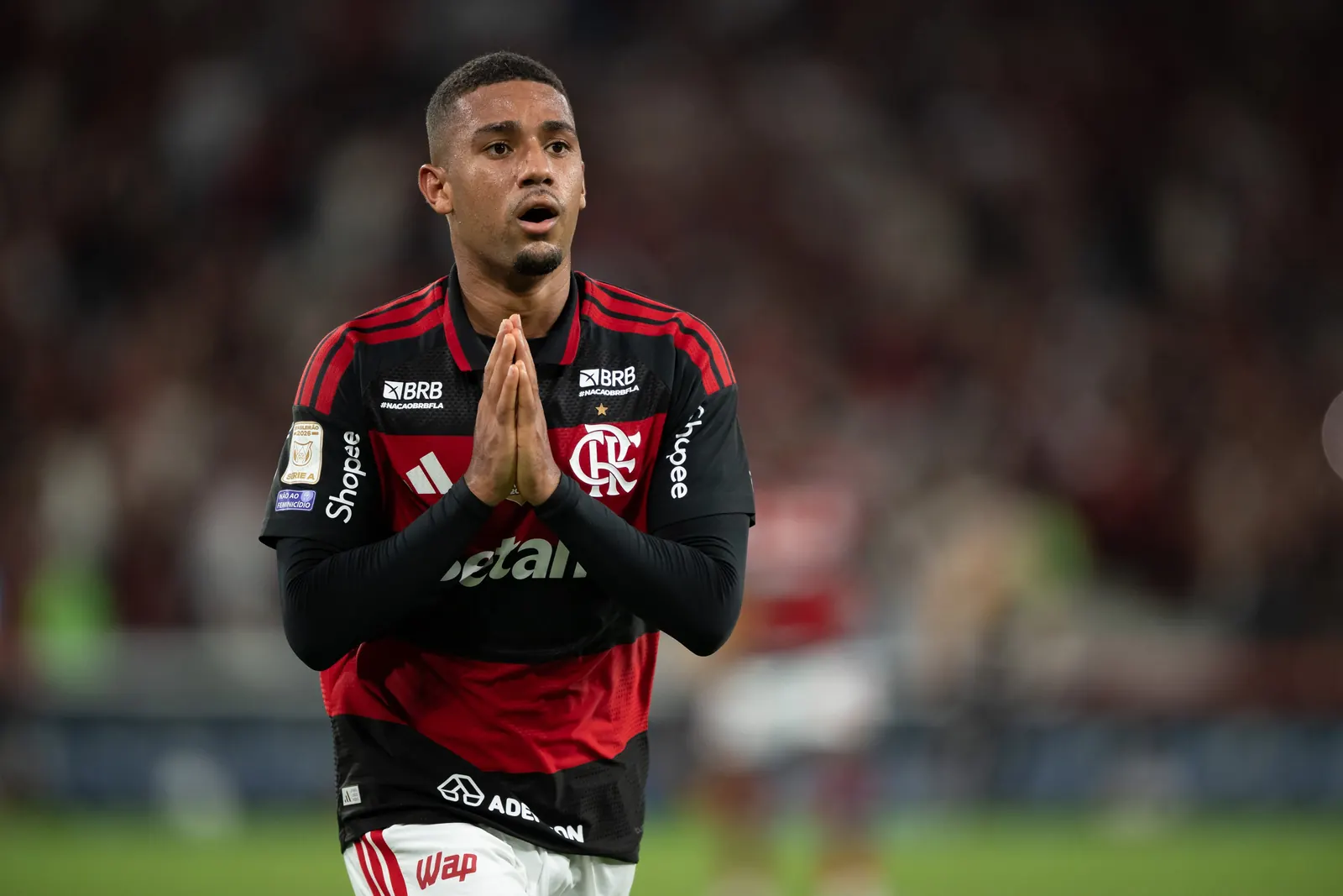 Flamengo e São Paulo disputam a bola no Maracanã, 20ª rodada do Brasileirão 2026