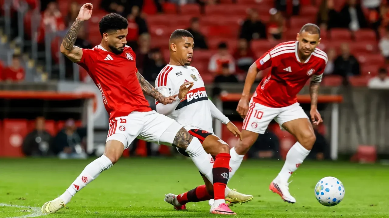 Inter empata com Flamengo, mas erros individuais mantêm time perto do Z-4