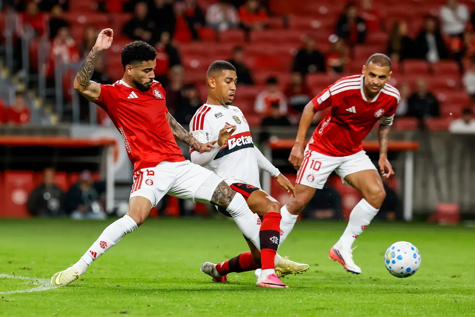 Vitinho comemora gol do Internacional contra o Flamengo no Estádio Beira-Rio, em Porto Alegre