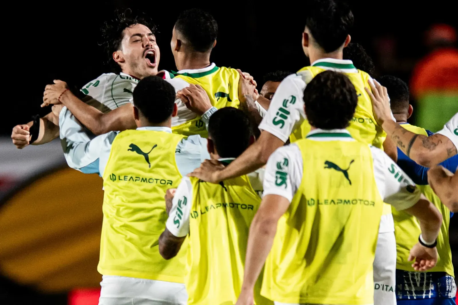 Maurício, do Palmeiras, comemora gol contra o Vitória no Barradão, pela 21ª rodada do Brasileirão 2026. Foto: Jhony Pinho/AGIF