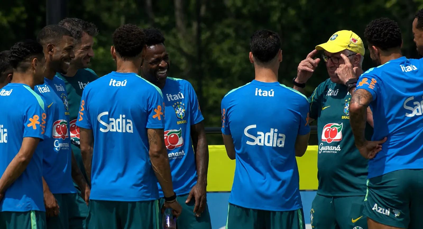Jogadores da Seleção Brasileira em campo durante partida da Copa do Mundo